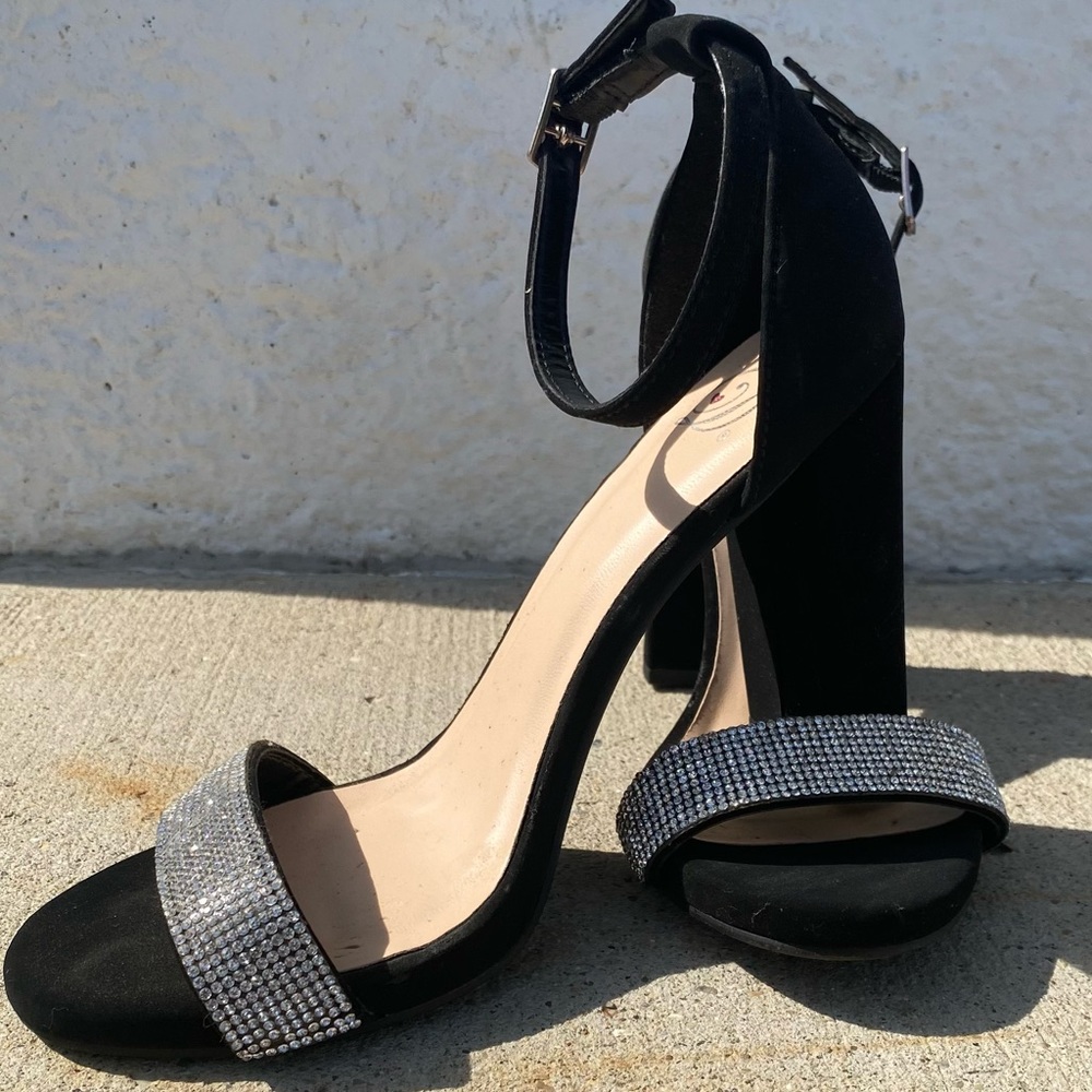 Woman rhinestones ankle strap block heel sandal.